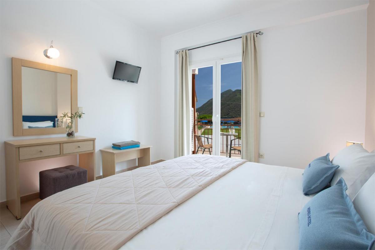Menes Hotel Yénion エクステリア 写真